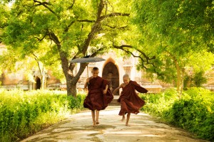 Jóvenes monjes en viaje a Myanmar